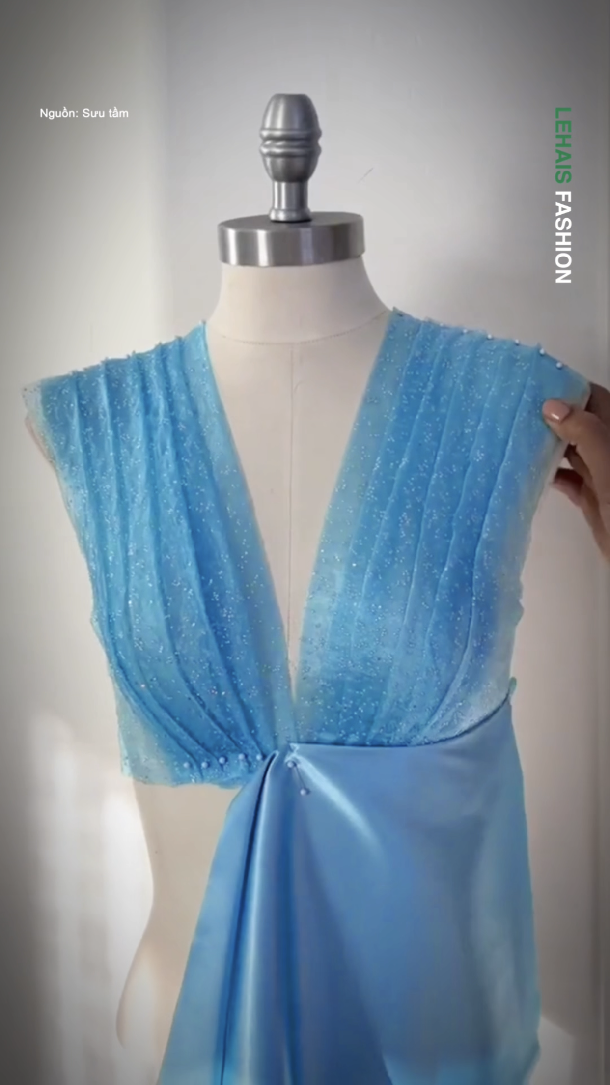 Chiếc váy được thiết với màu xanh dịu dàng 1