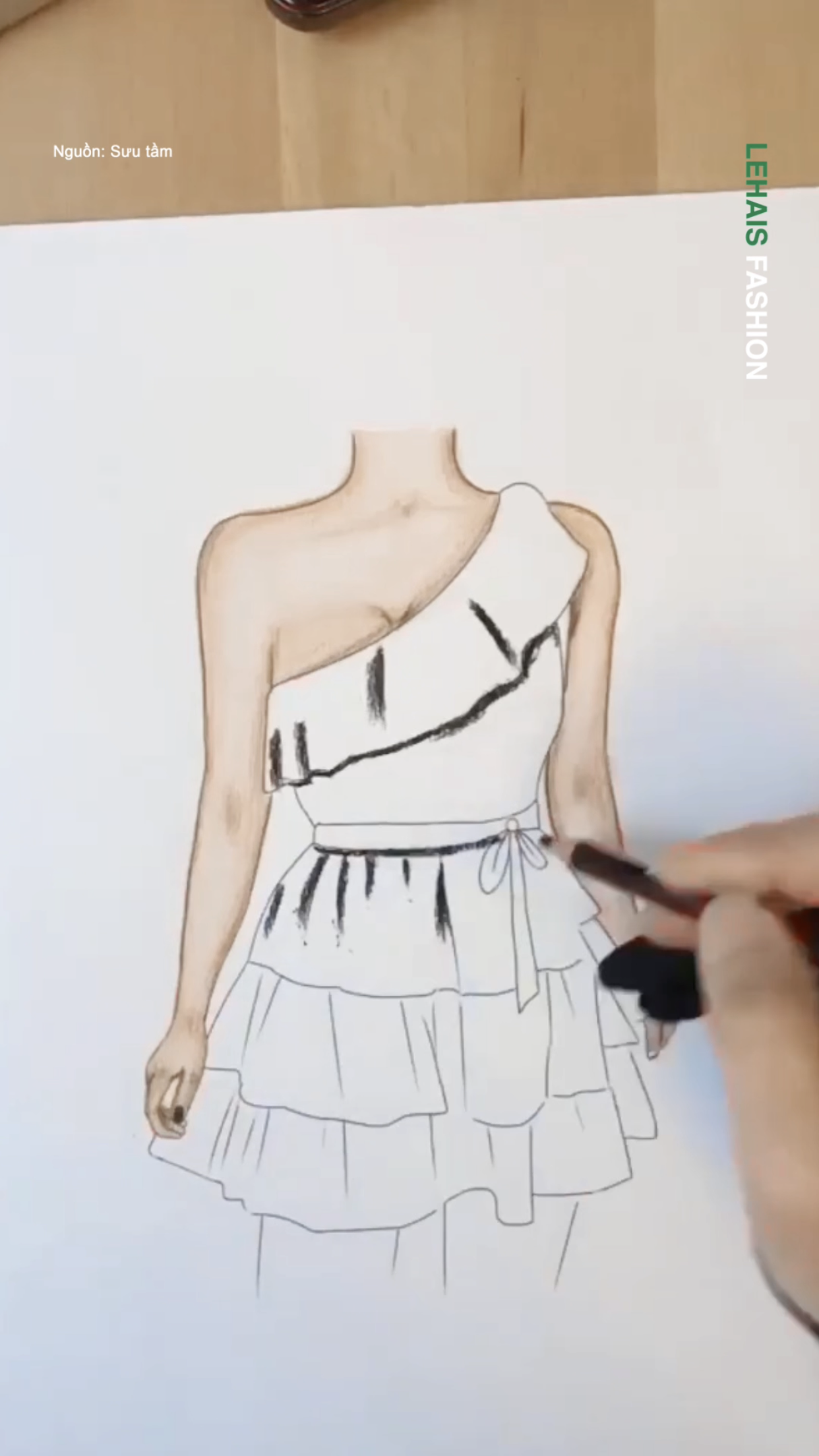 Ý tưởng tuyệt vời thiết kế một chiếc váy từ hoạ tiết cuộn băng dính 1
